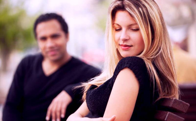 هل يقع الرجل بحب المرأة التي تتجاهله؟