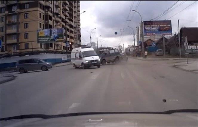 حادث سير مرعب بين سيارة إسعاف وسيارة جيب.. والنتيجة مفاجئة!