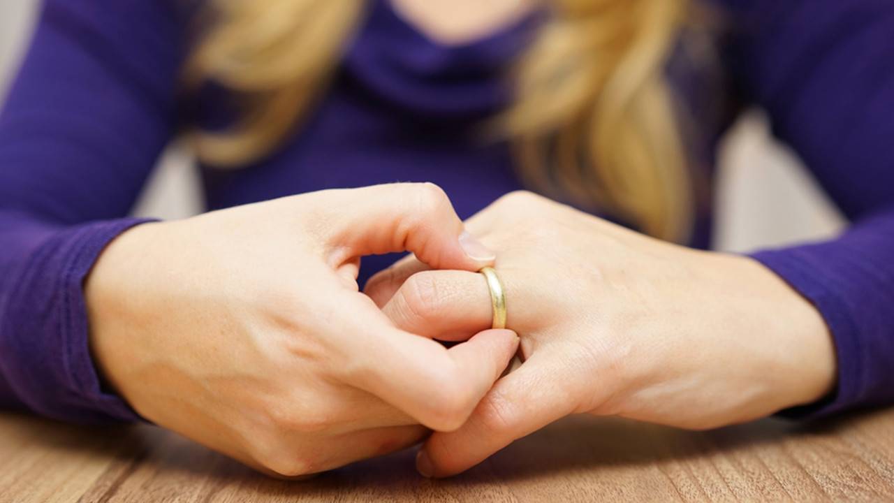 نجمة تعود "single" مجدداً.. تطلقت بعد أيام من الإعلان عن زواجها!