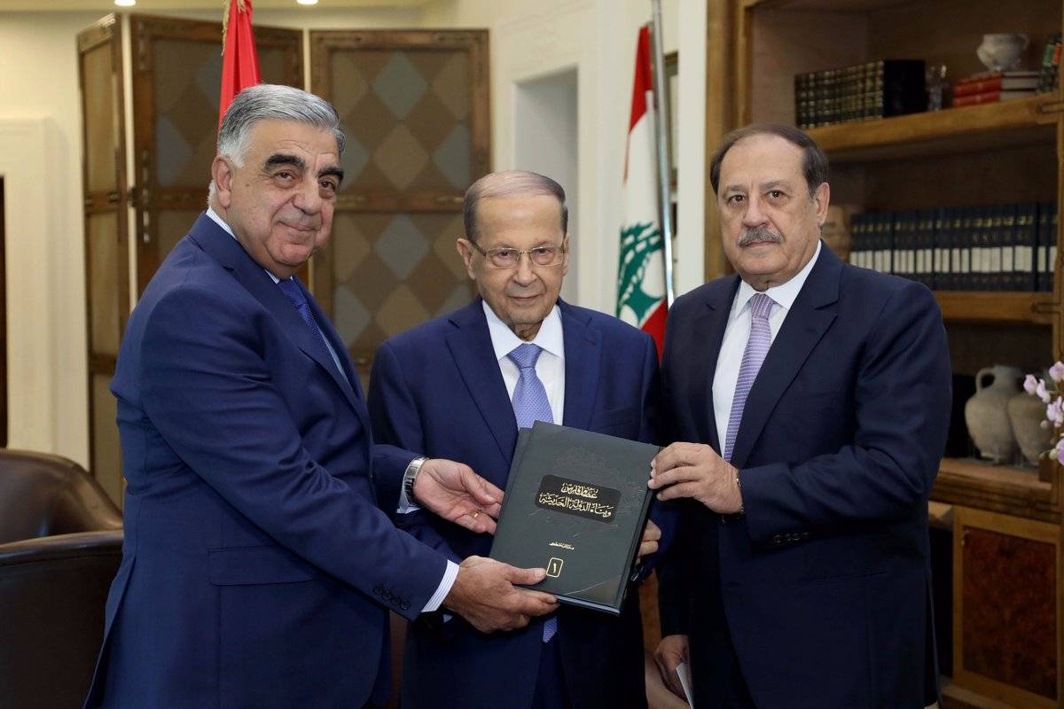 الرئيس عون تسلّم النسخة الأولى من كتاب "عصام فارس وبناء الدولة الحديثة "