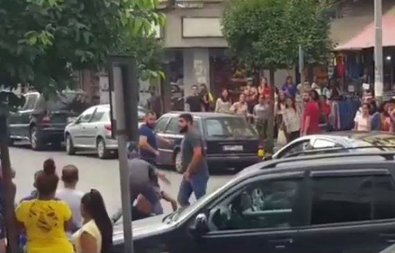 بالفيديو: في برج حمود اعتداء وحشي على شاب سوري