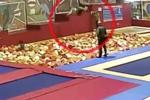 فيديو كارثي: سياسيٌ حاول إبهار ابنه بالشقلبة.. فانتهت حياته!