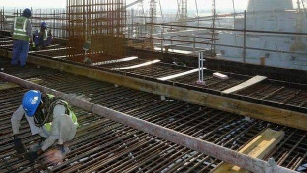 قطر "ستضع حدا أدنى" لأجور العاملين الأجانب في منشآت كاس العالم