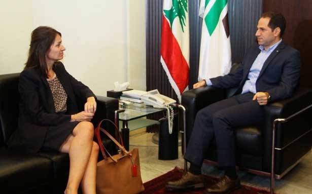 بحث ولاسن إيجاد حلّ سريع لعودة آمنة للنازحين
الكتائب: للإسراع في تنفيذ الحكم في قضيّة الجميل