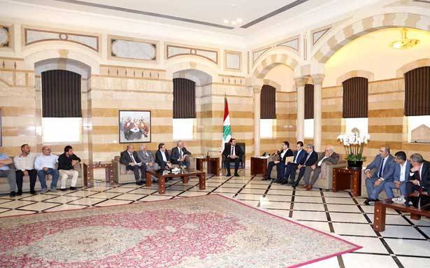 رعى الشركة بين «غرفة بيروت» Hec والـ ESA في السراي
الحريري تابع مع زعيتر والحاج حسن وفنيانوس
الشؤون الزراعيّة وأوضاع مطار بيروت الدولي