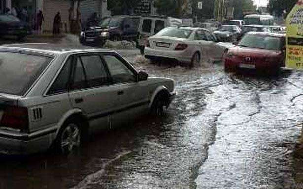 الامطار حولت شوارع العاصمة الى بحيرات