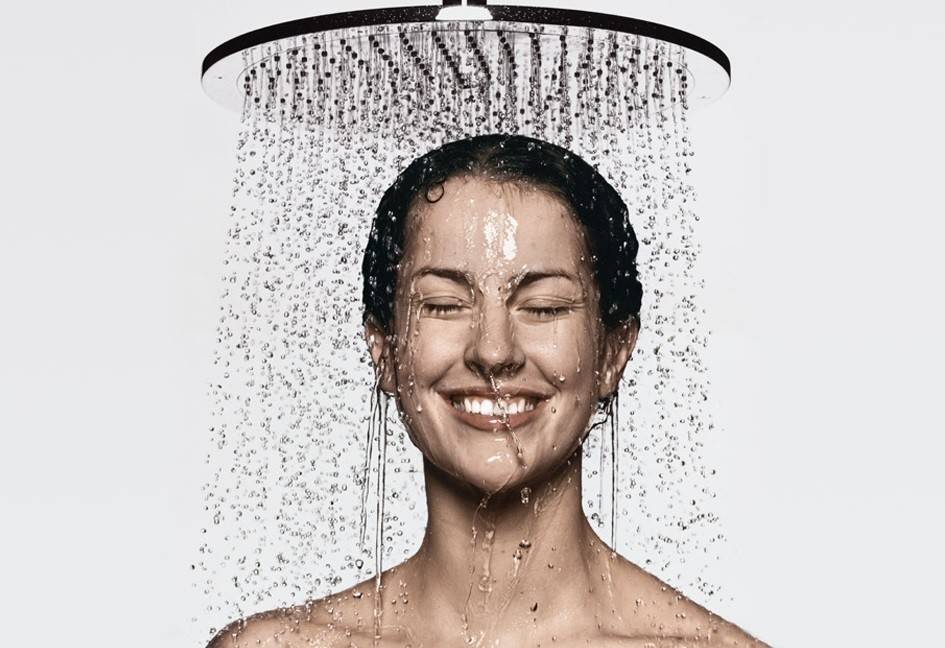 لماذا لا يجب عليكِ غسل وجهك تحت رشاش الماء عند الاستحمام؟