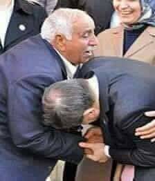 قاضي ينحني ليقّبل يد متهم... والقضية تهز الرأي العام!