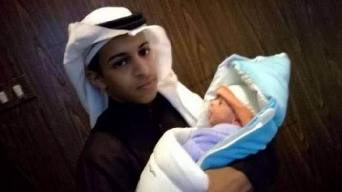 بالصور.. أصغر عريس سعودي ينجب طفله الأول!