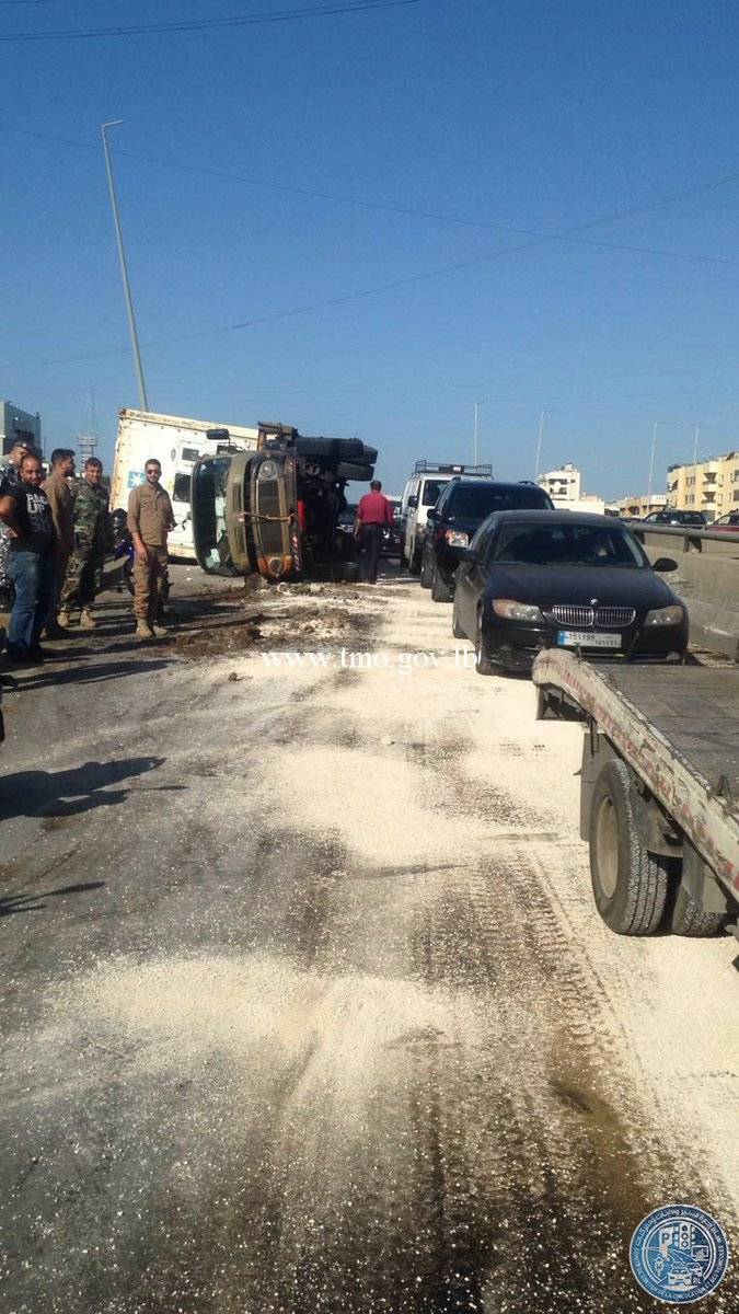 التحكم المروري: يطلب من السائقين توخي الحذر وتخفيف السرعة على جسر الصفير باتجاه المطار بسبب تسرب مادة المازوت والعمل جارٍ على المعالجة