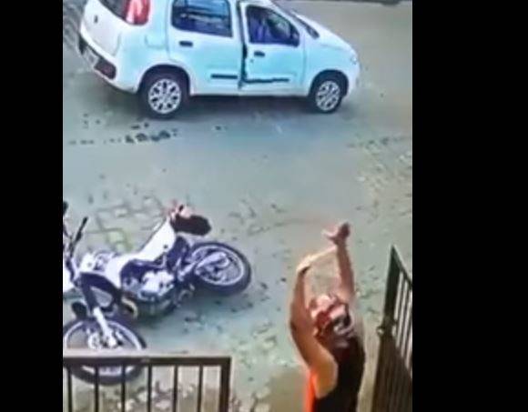 بالفيديو: هدّده بالسلاح ليسرق دراجته.. فكيف تصرّف؟!
