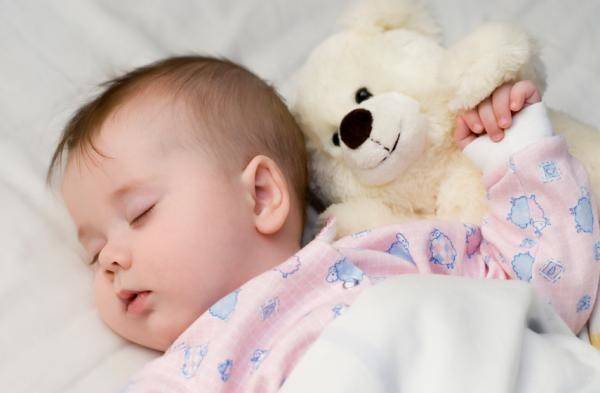 لهذا السبب يموت بعض الأطفال أثناء نومهم... إنتبهوا لصغاركم