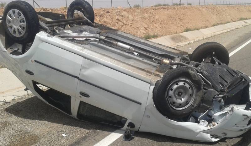 بالصورة..بسبب عطل في الفرامل..قفز من سيارته قبل سقوطها في الوادي!