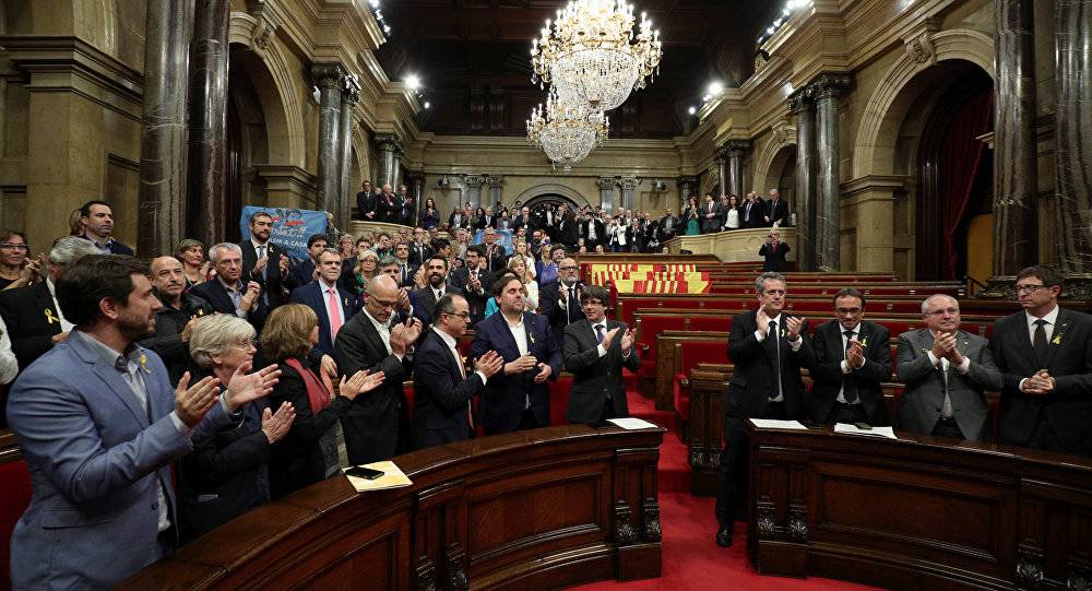 البرلمان الكتالوني يقبل قرار مدريد بحله