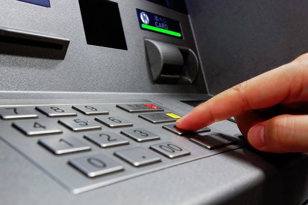 حارس شجاع يواجه لص الـATM المسلح.. شاهد كيف قاومه!