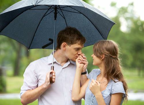 ماذا يعني تقبيل الرجل ليد المرأة.. وهل تقبلين بذلك؟