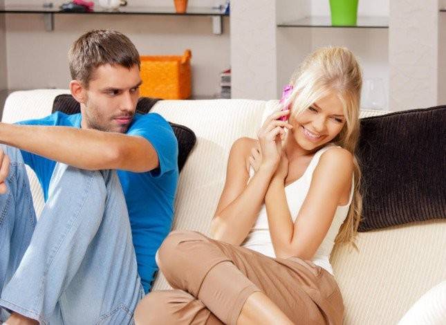 من هذه العلامات.. إعلمي أنه يغار عليكِ!