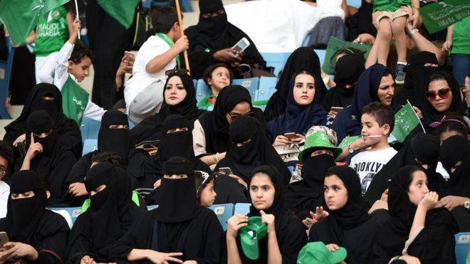 السماح للسعوديات بدخول الملاعب الرياضية "وفقا لضوابط خاصة"