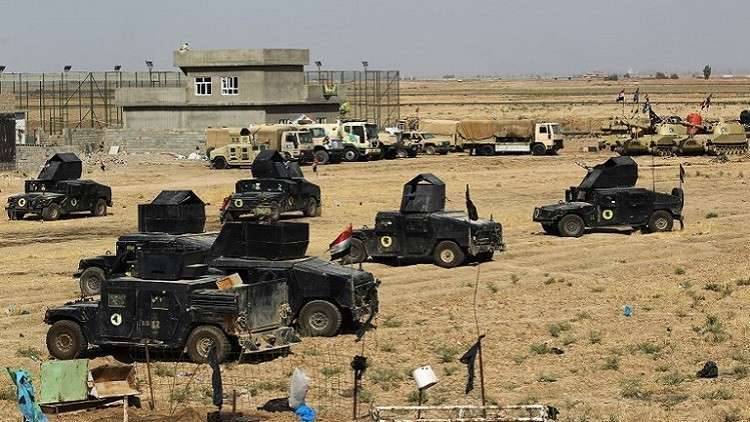رفع العلم العراقي فوق معبر فيشخابور بين العراق وسوريا