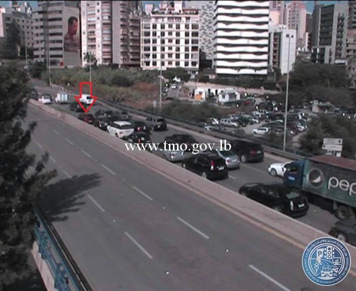 التحكم المروري: تعطل سيارة على جسر العدلية باتجاه الاشرفية و حركة المرور كثيفة في المحلة