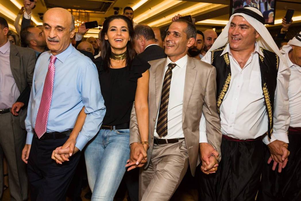 بالفيديو: جعجع يدبك ماسكاً يد ستريدا