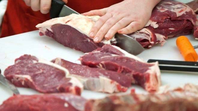 بالخطوات...تنظيف اللحوم بالطريقة الصحيحة ضروري لصحة الأسرة !!