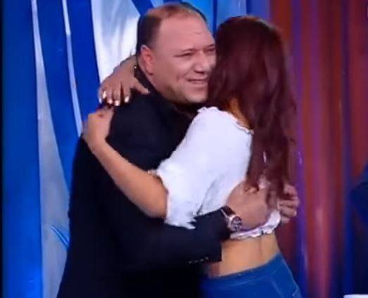 بالفيديو - اقتحمت الاستديو... لمعانقة نجمها المفضّل!