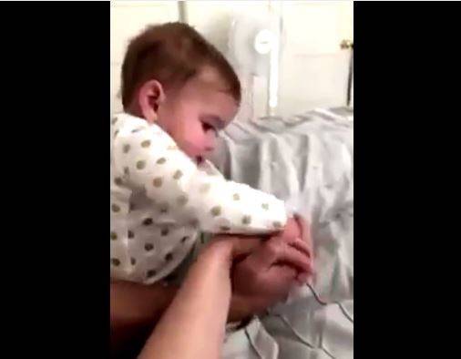 فيديو طريف -  غيرة طفلة من أمِّها تشعل الانترنت!