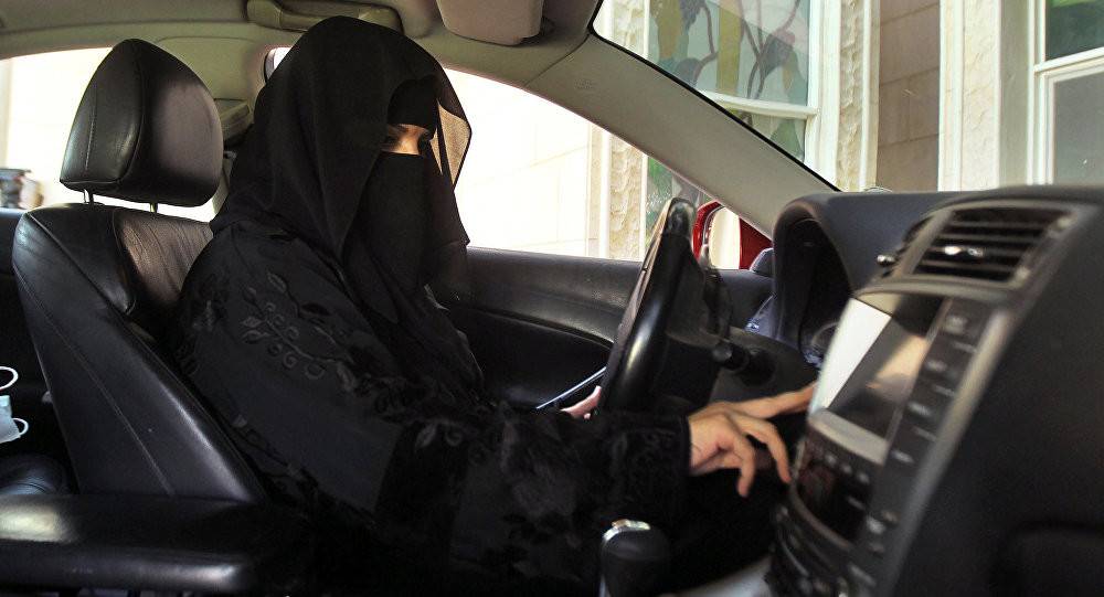 في السعودية.. ممنوع تصوير السيدات في سياراتهنّ