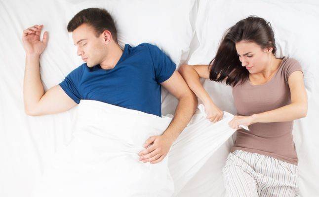 هل يسرق زوجك الغطاء منك ليلاً؟ لن تخمنّي سبب هذا التصرّف