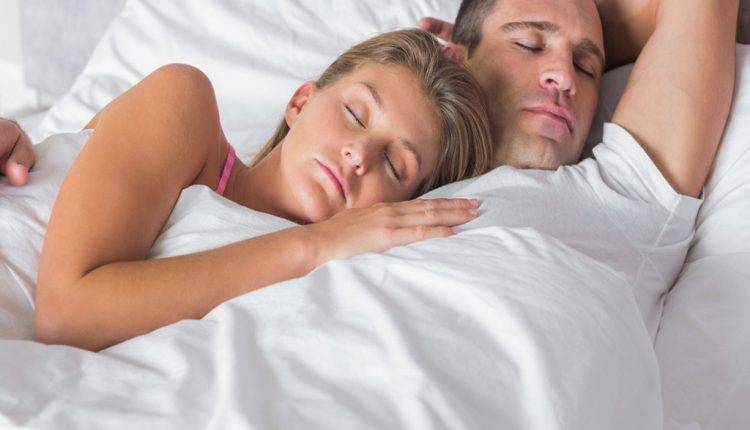 للرجل : لهذا السبب بالتحديد عليك أن تحضن زوجتك أثناء النوم!