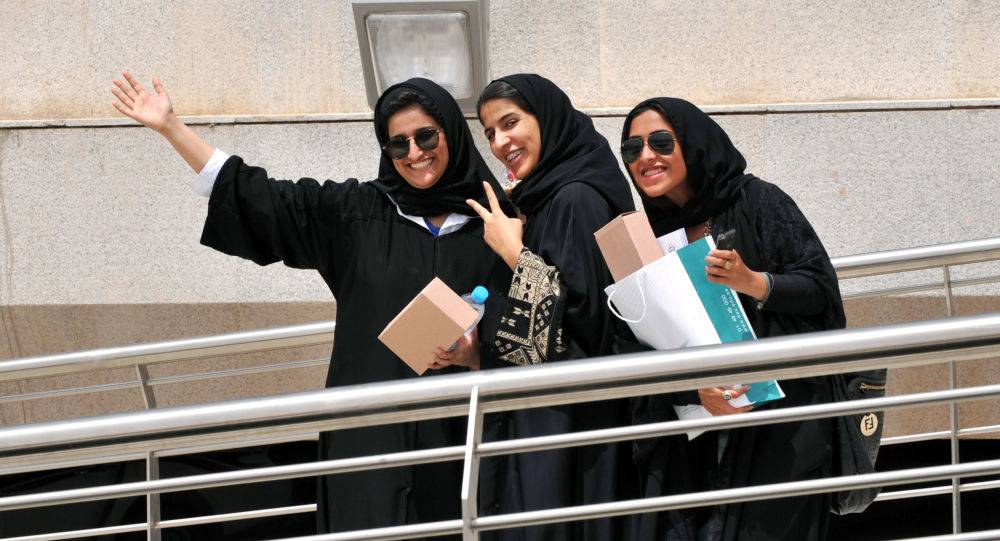 السعودية تطرح عباءات نسائية تتناسب مع ألوان الأندية للمشجعات