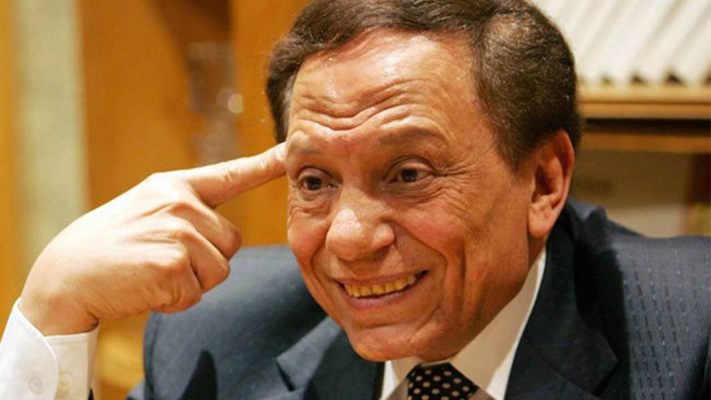 بالصورة - بعد شائعة وفاته... عادل إمام يحتفل بعريس جديد في عائلته!