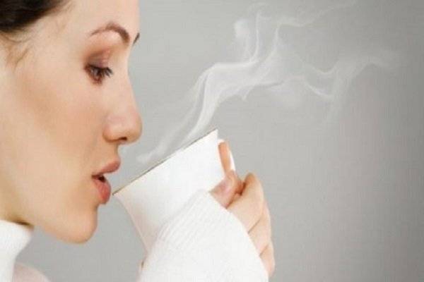 فوائد شرب الماء الساخن على معدة فارغة
