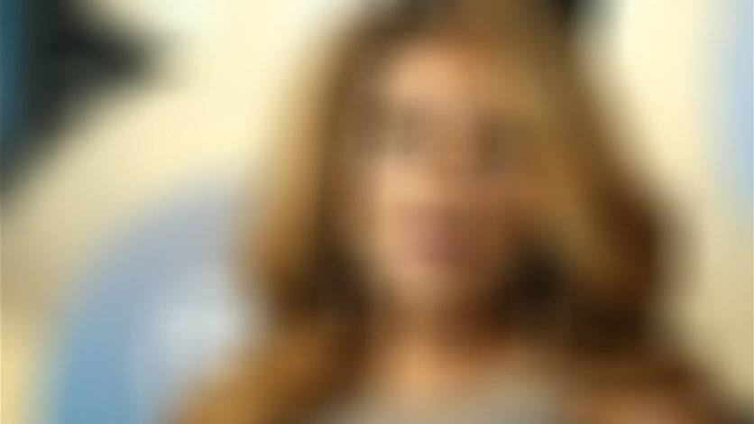 بالفيديو- شاهدوا اللحظة التي فقدت خلالها مقدمة برامج شهيرة وعيها على الهواء