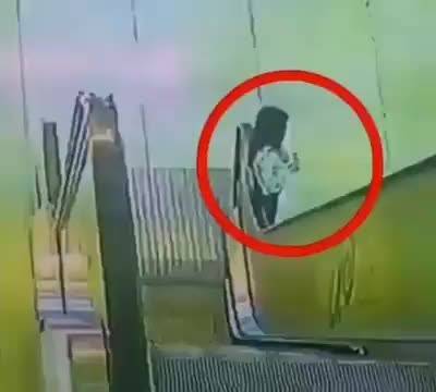 بالفيديو: داخل Mall.. سلم كهربائي يسحب فتاة ويرفعها للأعلى