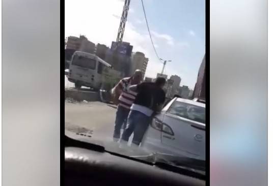 بالفيديو: ضرب وأكثر على الطريق العام في ضبية!