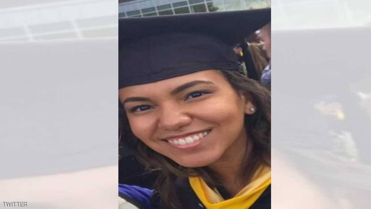 حادثٌ "عجيب" يودي بحياة شابة أثناء القيادة... سقط على سيارتها فقتلها!