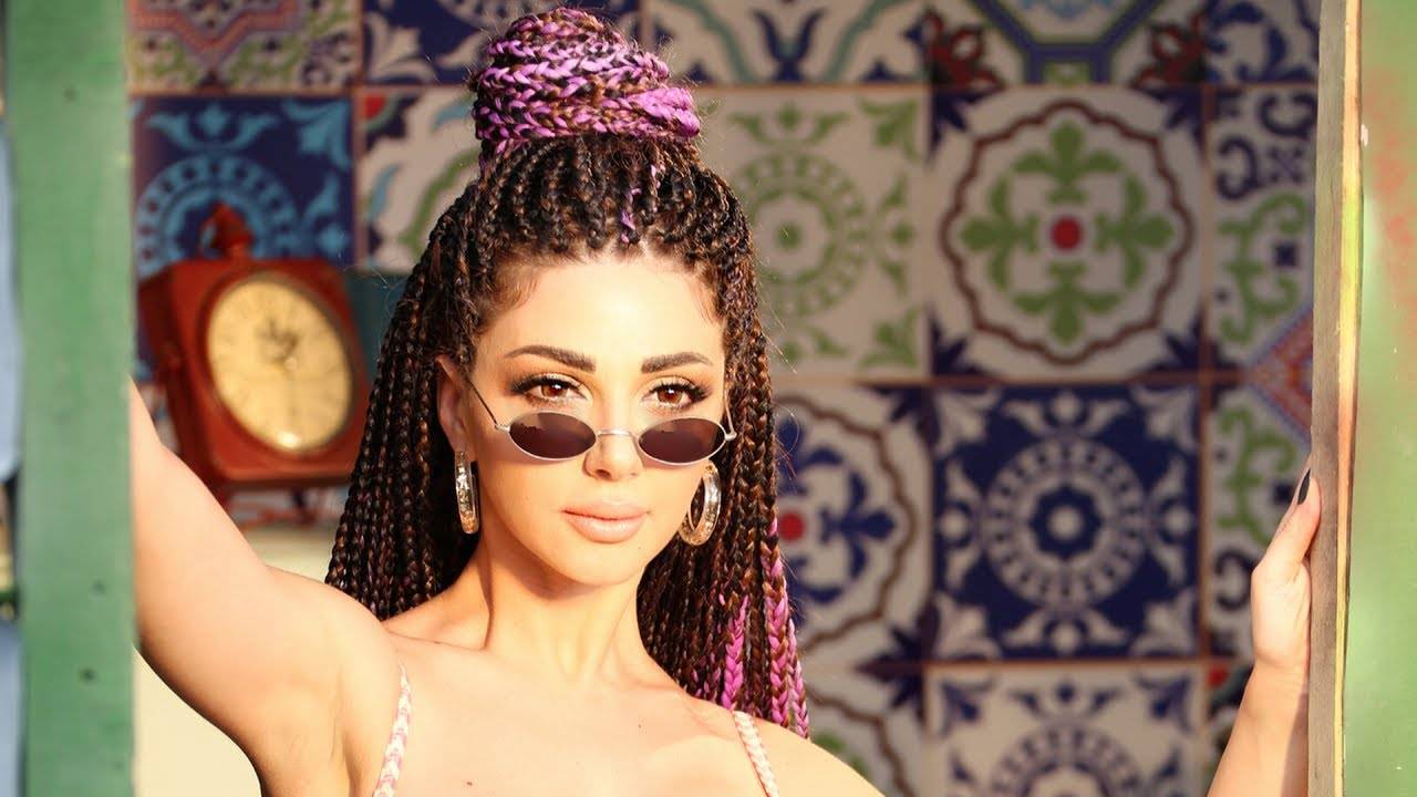 بالصورة - ميريام فارس أكثر إثارة أمام المسبح !!