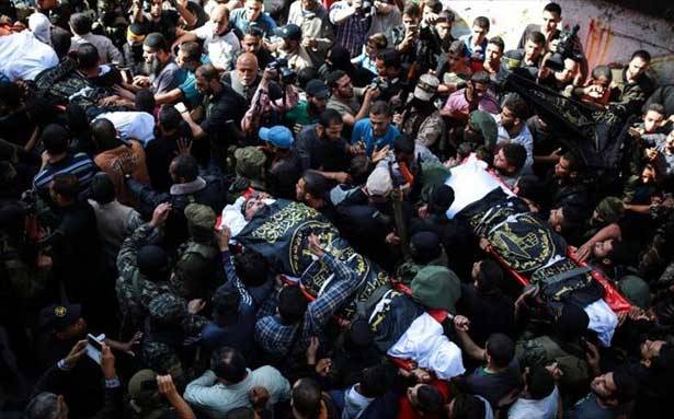 الفلسطينيون يشيعون شهداء غزة .. استشهاد فلسطيني بعملية دهس