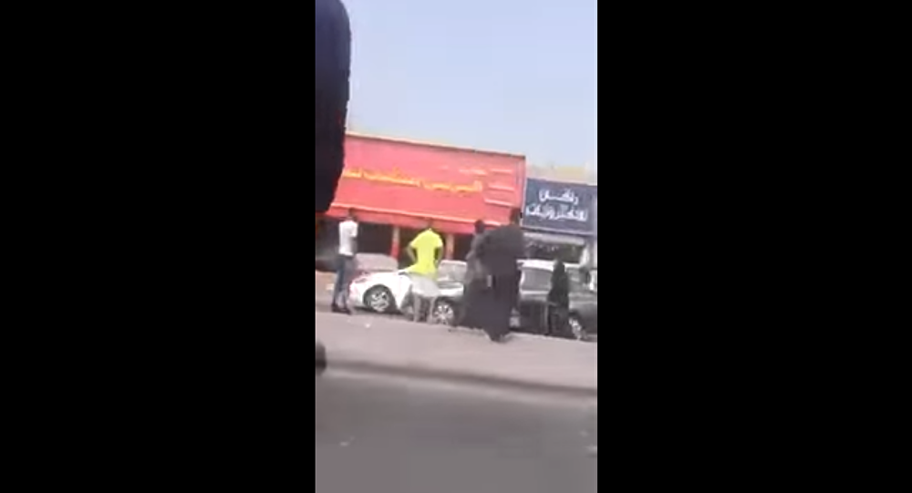بالفيديو...فتاة سعودية تتسبب في حادث تصادم بين 3 سيارات