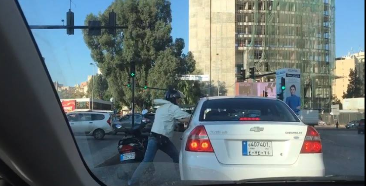 بالفيديو: عراك بالأيدي في منطقة الشيفروليه