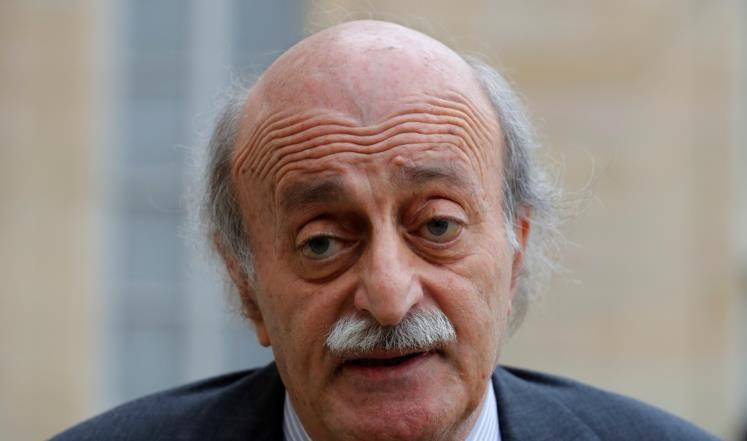 بالصورة.. جنبلاط في أحد صالونات الحلاقة!