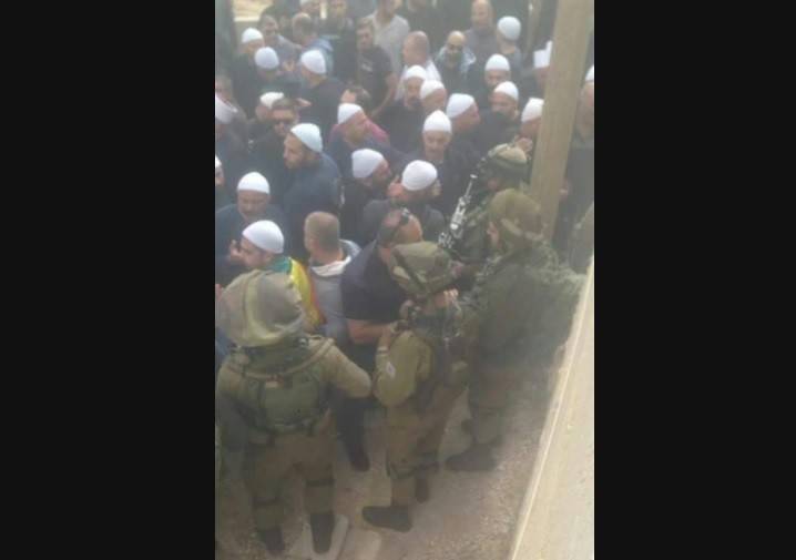 بالصورة: جنود إسرائيليون يمنعون دروزاً من دخول حضر