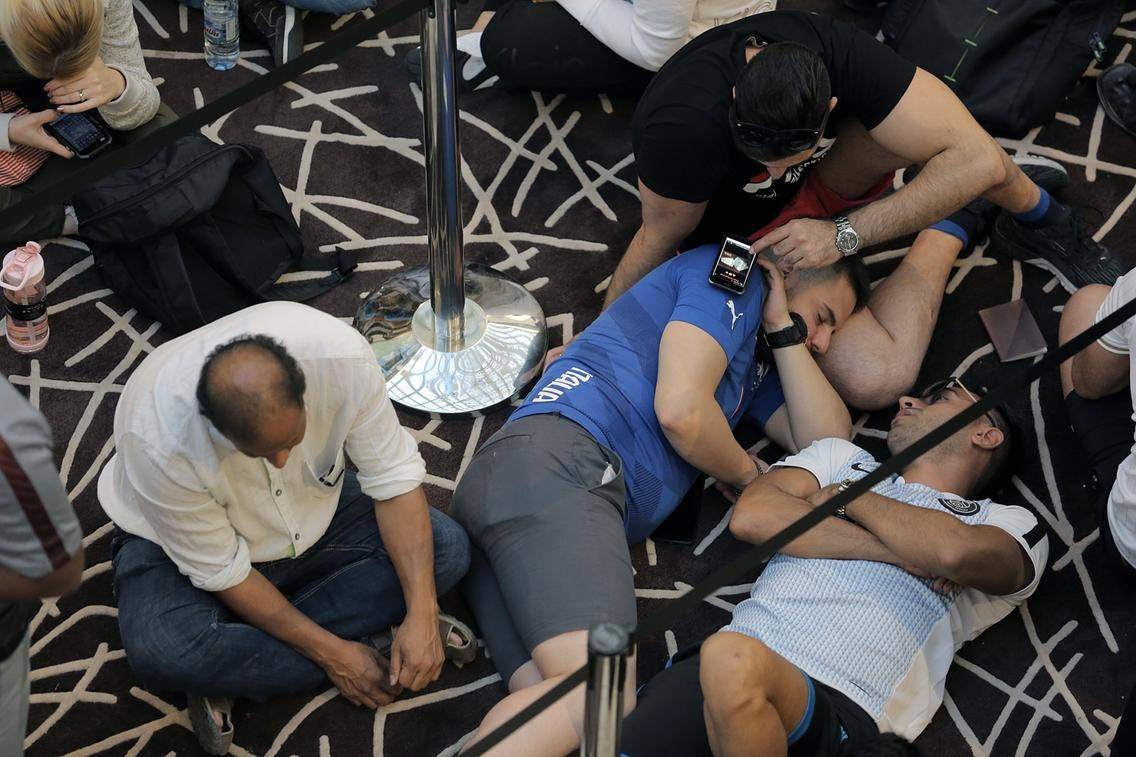 بالفيديو -  طوابير مجنونة في دبي بانتظار آيفون X!