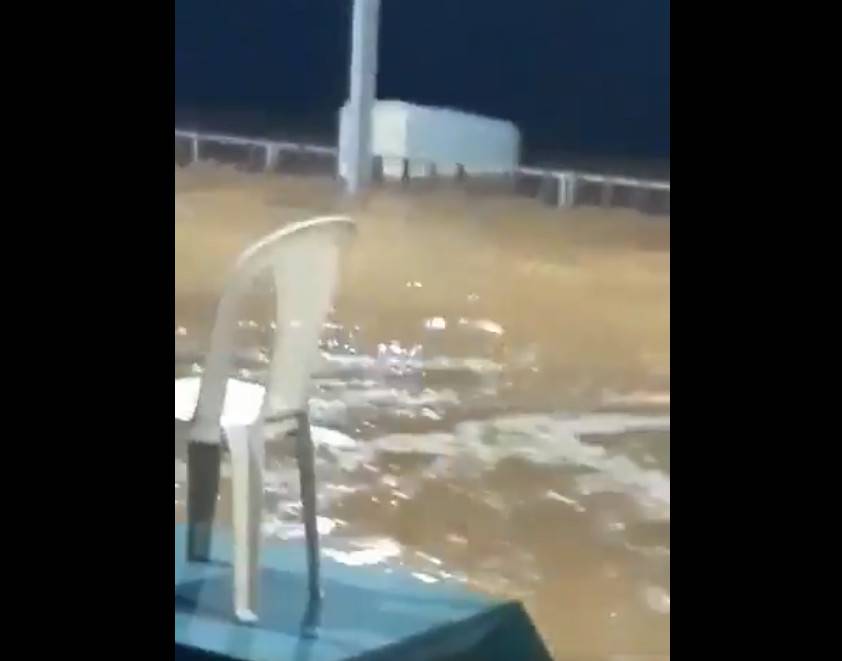 بالفيديو.. سيول جارفة تضرب المطاعم والمنشآت على العاصي!