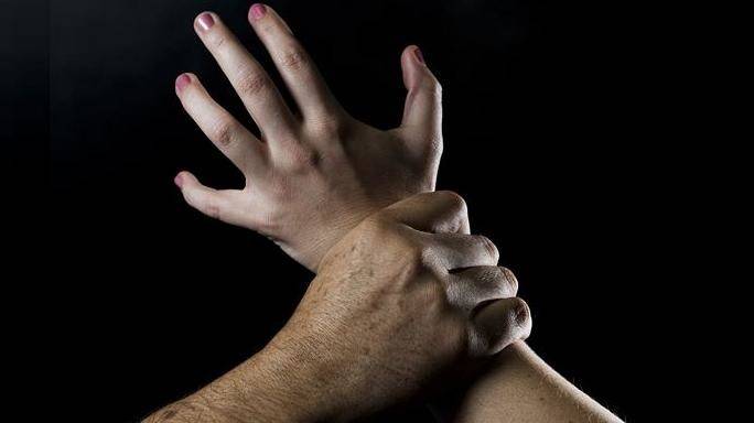 بعد الاعتداء الجنسي على صديقته.. اغتصب أمّه في سريرها!