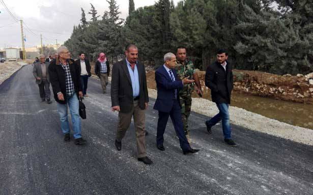 خير تفقد أشغال تأهيل طريق عرسال وأشرف على مساعدات المزارعين