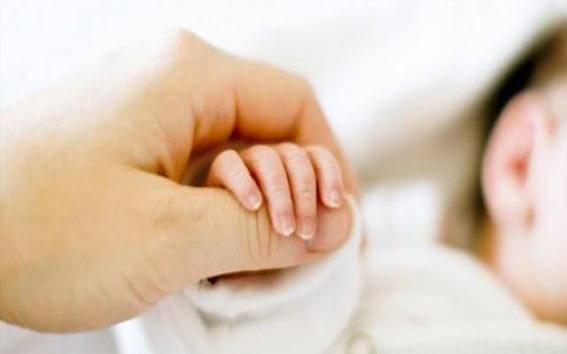 مذيعة تشتري طفلة من الإنترنت وتأتي بها إلى الاستديو