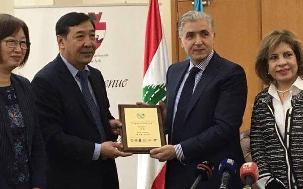 الحسن وقمر الدين وقّعا اتفاق تعاون
مع الوفد الصيني لإحياء طريق الحرير القاريّة